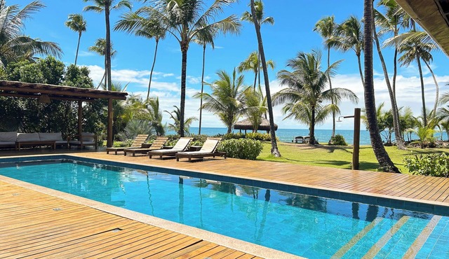 Beachfront house with 7 suites, private pool and exclusive beach access.