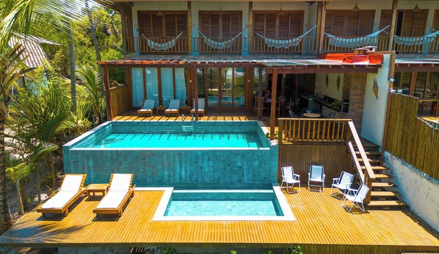 Beachfront house with 8 suites, adult and children's pool, and barbecue area.