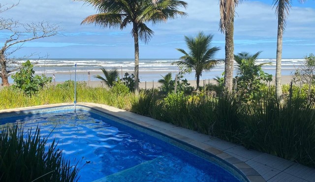Beachfront house with 5 suites, swimming pool, air conditioning, in a gated community.