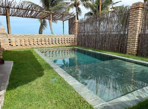 Beachfront House with Pool and Barbecue in Japaratinga