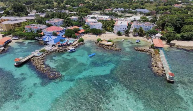 Beachfront I Pool I Wi-Fi I A/C I King Bed I Near Ocho Rios I Onsite Restaurant