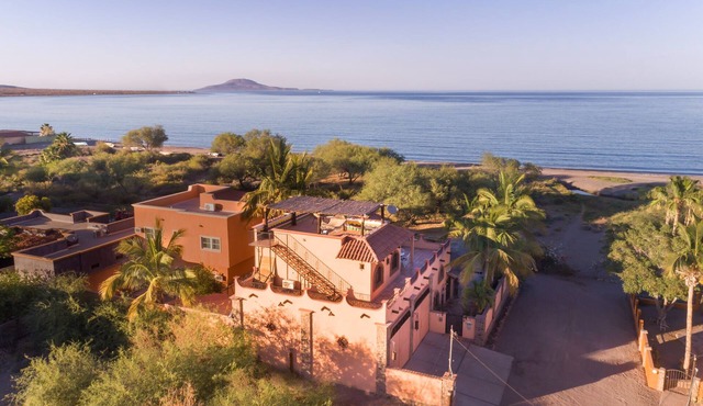Beachfront in Town with amazing views, enjoy Loreto without a car.