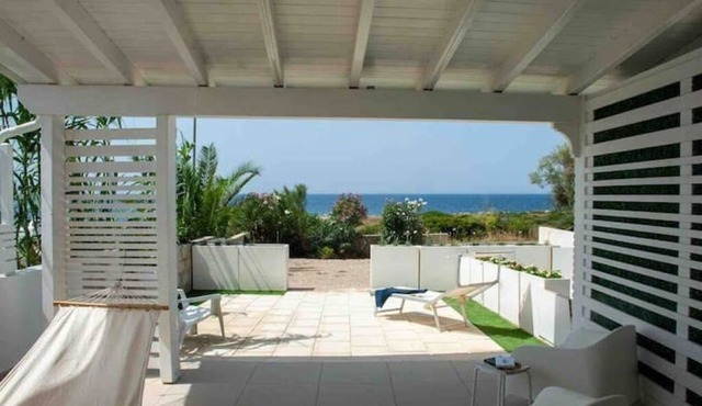 Beachfront cottage 4/5 beds parking space