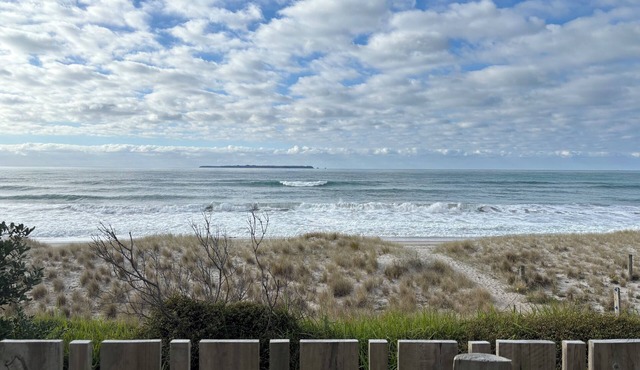 Beachfront- Laid back, quintessential Kiwi bach.