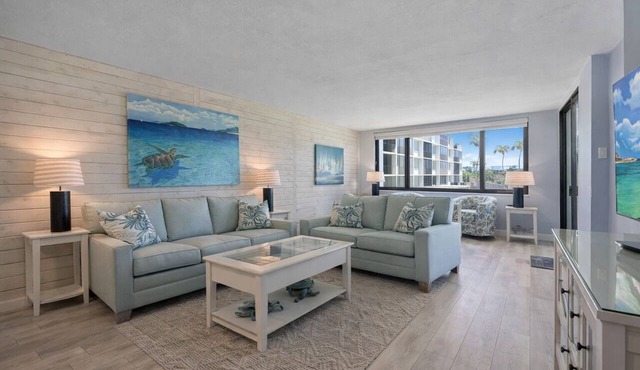 Beachfront Loggerhead Cay 332— Heated Pool, Tennis & Pickleball, 3 Bikes + Beach Gear. Weekly Stays