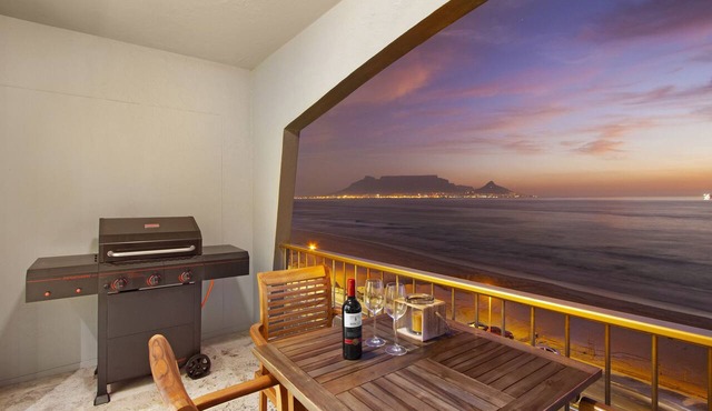 Beachfront Luxury 1,400 Sq Ft, Workspace, Air Con & Table Mountain Views