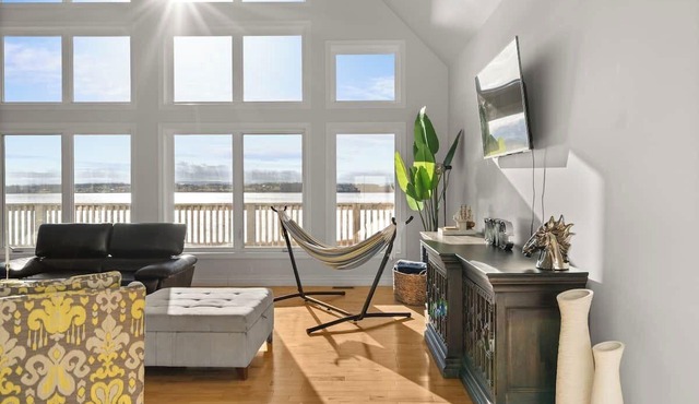 Beachfront luxury home w/Hot tub