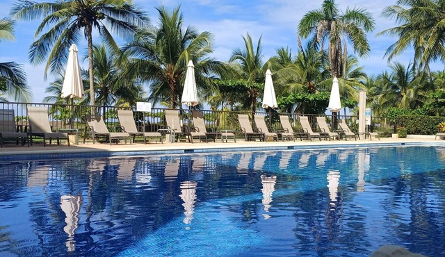Beachfront Luxury Condo with Direct Access to the Beach, 3 BR, 2 Baths, Balcony!