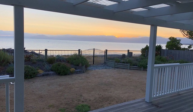 Beachfront luxury in Ruby Bay - 30 mins to Nelson