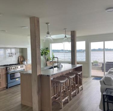 Beachfront Luxury with 4BR and Views