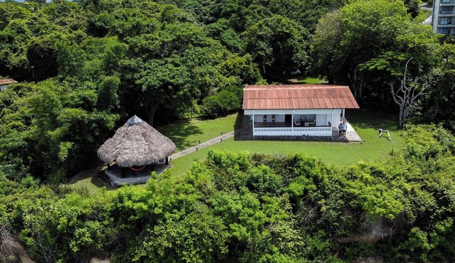 Beachfront main house in Río Mar. 2 BR (AC), full kitchen, and ocean-view terrace. Relax in our private Bohío with hammocks. Direct beach access via private steps. The ultimate coastal escape for families and groups in San Carlos, Panama.