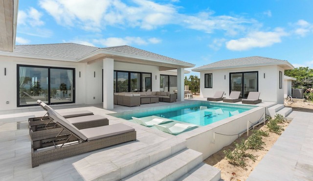 BEACHFRONT New Luxury Beach Home, Always Calm Beach on Lazy River Sand Bar.