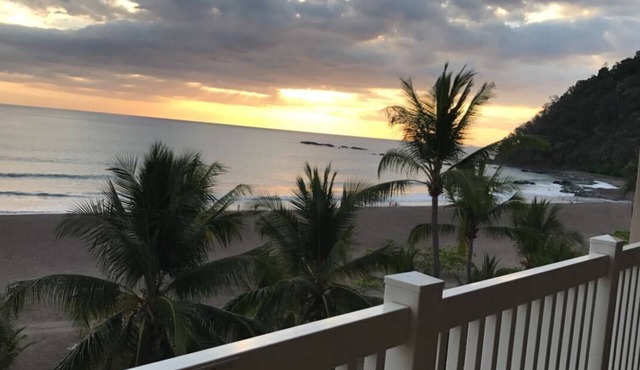 Beachfront Oasis~ Huge Terrace ~ Amazing Sunsets~ Resort Pool~ Grill~ Beach gear