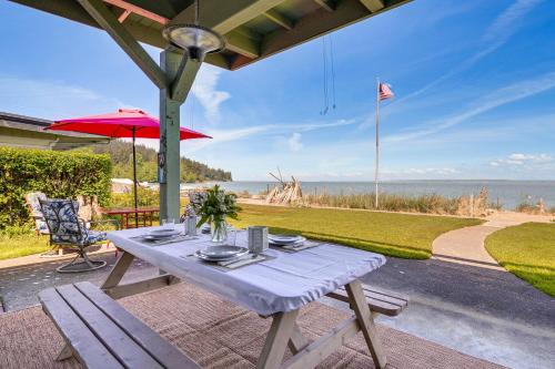 Beachfront Oasis! Luxe Lummi Island Retreat