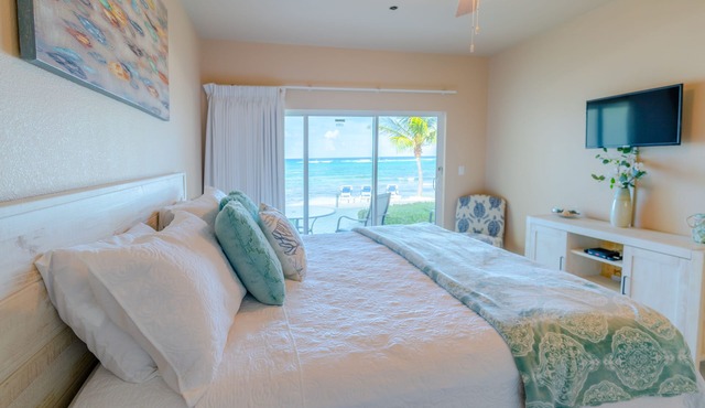 Beachfront Oasis/Steps to Beach! Beautiful Views! @ The Reef Beach Resort