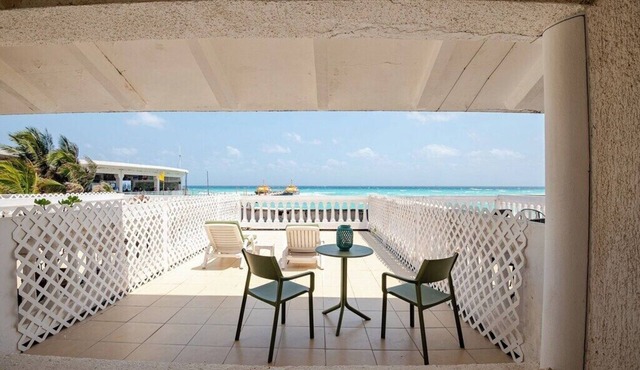 Beachfront One Bedroom , Steps to 5th ave and Ferry Terminal, Prime location