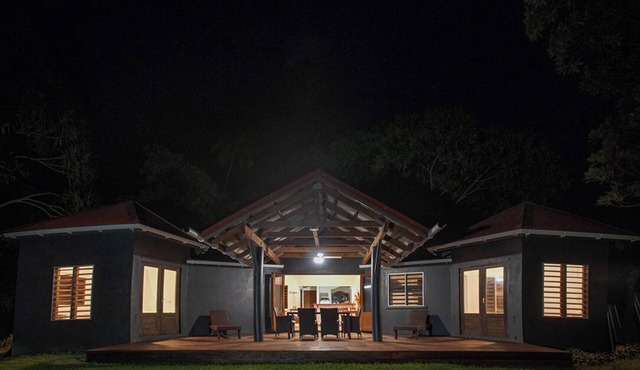Beachfront paradise,super fast internet,queen beds, private