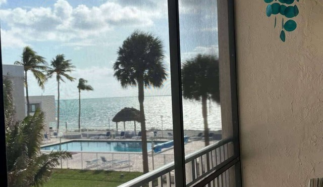 Beachfront paradise heated pool and ocean view U9