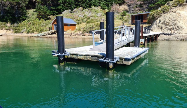 Beachfront Paradise Retreat in your own Private Bay and Floating Jetty