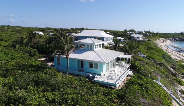 Beachfront paradise: Spectacular views, huge deck, central location, backup gen!
