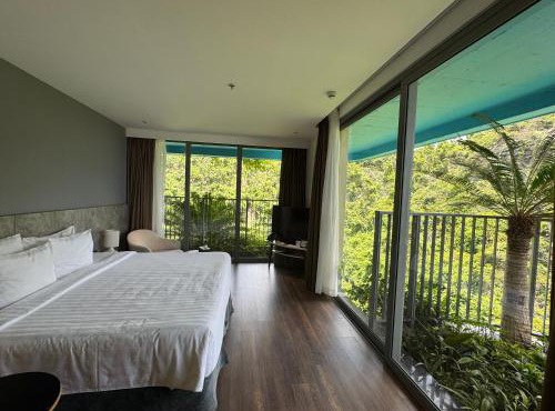Beachfront Paradise with Ocean & Mountain Views - Cat Ba Resort