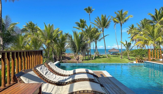 Beachfront paradise with 8 suites, barbecue area and swimming pool with a view.