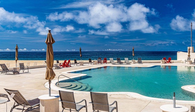 Beachfront Patio on Sand, Pool & Ocean Views