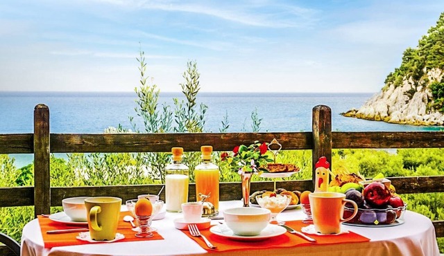 Beachfront Pelion Getaway - Cozy Summer Haven