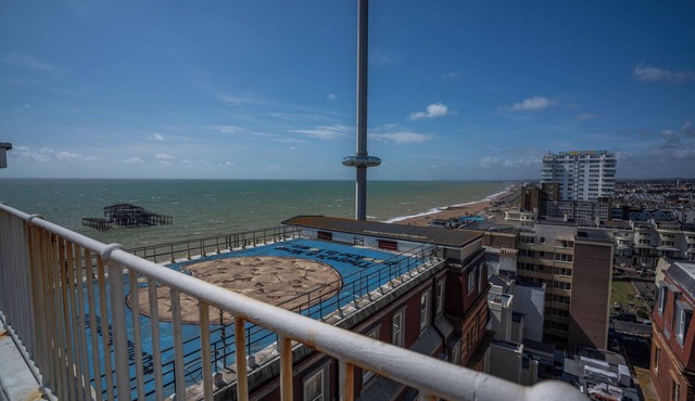 BEACHFRONT PENTHOUSE, family friendly, with pool in Brighton