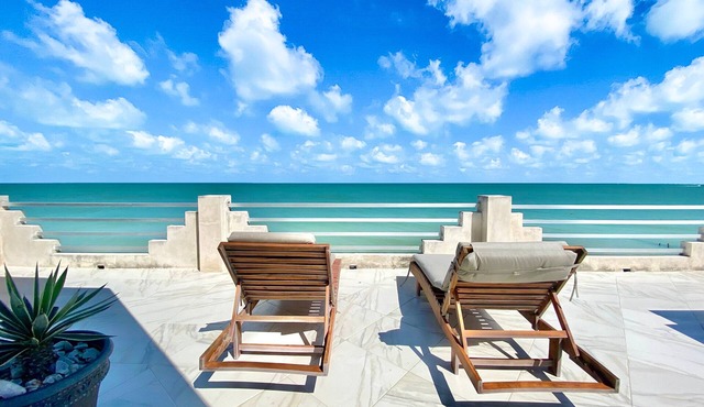 Beachfront Penthouse with pool and amazing views