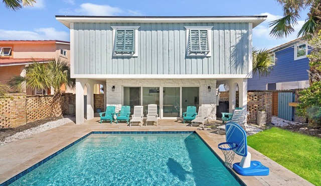 Beachfront: Pool, Hot Tub, Pets OK