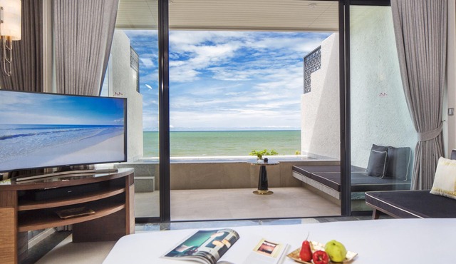 Beachfront Pool Suite