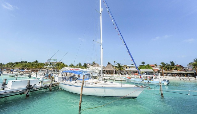 Beachfront Private Sailboat w/AC and bathroom