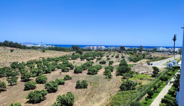 beachfront property with a sea views offers a balcony and free parking.