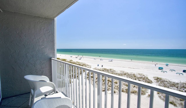 Beachfront Resort. Private Balcony with Beach View, Pool, Tiki Bar, Tickets Included Fun Activities!