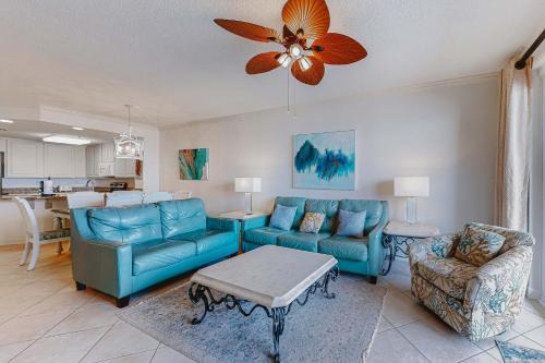 Beachfront resort condo with shared pool tennis court free WiFi central AC