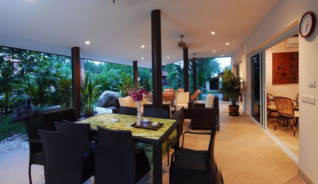 Beachfront Resort: Villa 4-bdr, very spacious, only 20m to the beach.