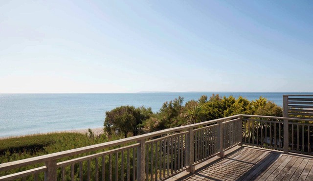 Beachfront Retreat 6bd, Hot Tub, Sauna and Bar