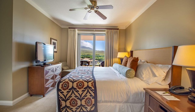 Beachfront Retreat: Elegant Views w/Full Kitchen. Onsite Free Parking and Pool!