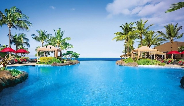 Beachfront Retreat: Elegant Views w/Full Kitchen. Onsite Parking and Pool!