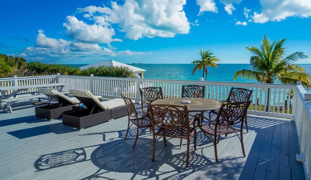 Beachfront - Royal View Villa