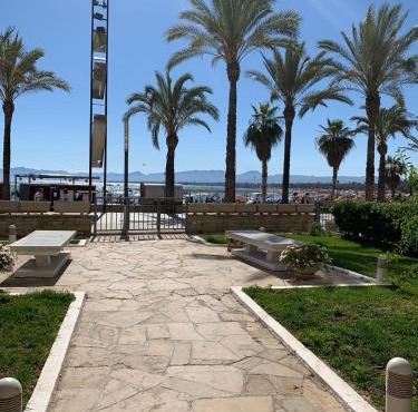 Beachfront Salou apartment with sea view