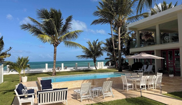 Beachfront, Spacious Luxury Villa, Private Pool!