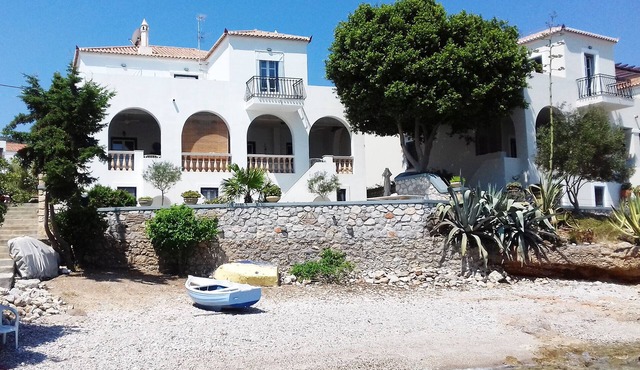 Beachfront Spetses spectacular fully equipped traditional Villa families/groups