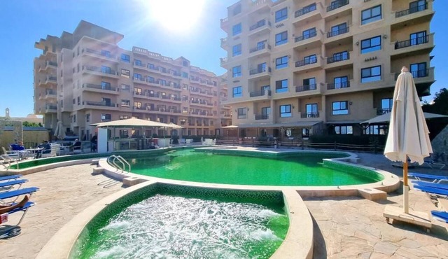 Beachfront Stay - Pool - Balcony - Central