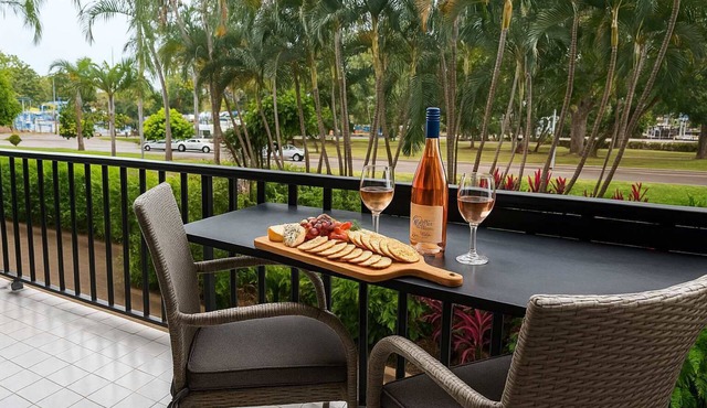 Beachfront Strand Stay - 2BR Near Waterpark & The Strand, Townsville