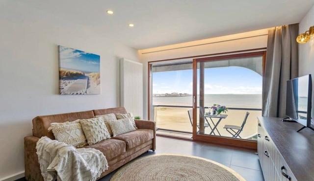 Beachfront studio - sunny terrace