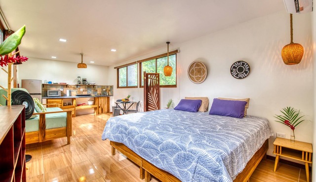 Beachfront Studio - Direct Beach Access, AC & Fast WiFi