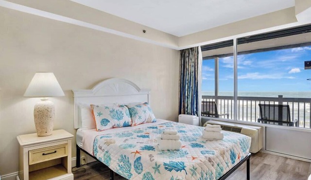 Beachfront studio escape w/balcony ocean views