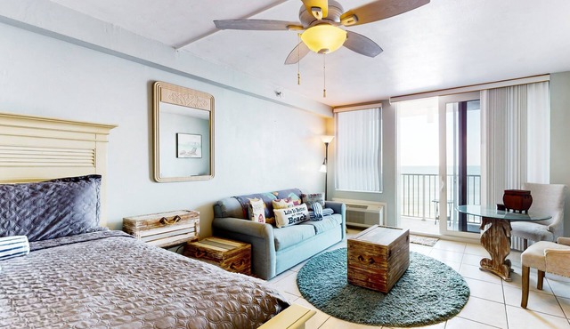 Beachfront Studio w/Balcony, Pool & Gym Access in Heart of Daytona